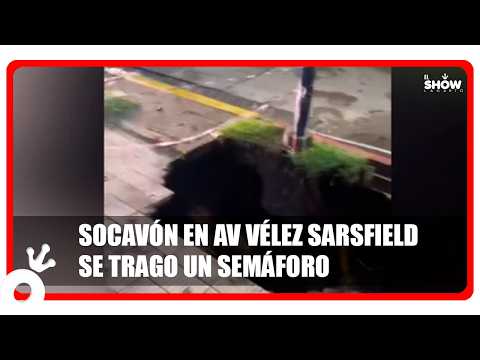 Tormenta feroz en Córdoba: Un enorme socavón devoró una esquina en plena avenida