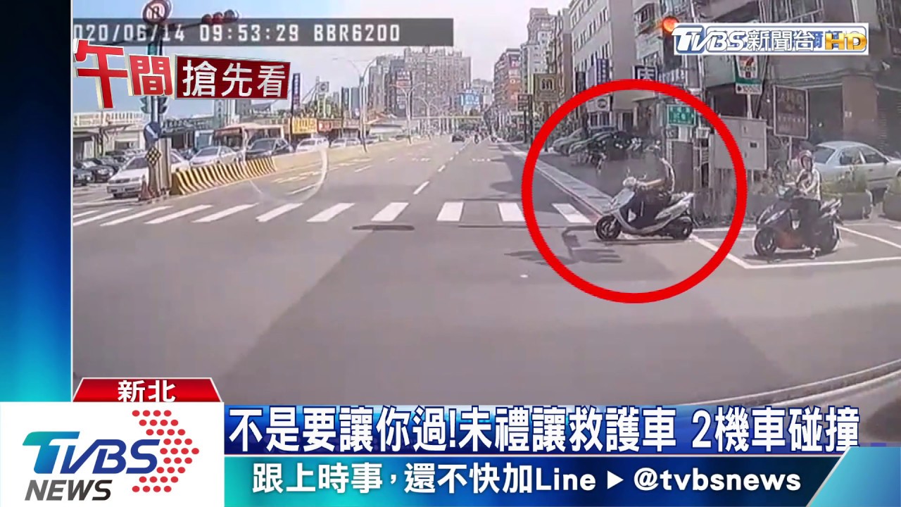 不是要讓你過!未禮讓救護車 2機車碰撞