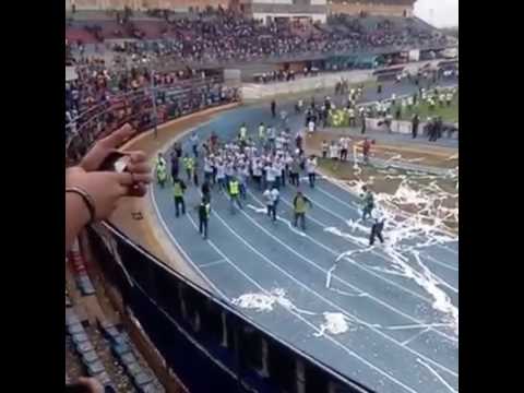 "Celebración de los jugadores del Zulia FC con la hinchada luego de levantar el trofeo" Barra: La Petrolera • Club: Zulia