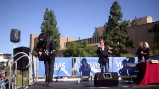 Jeremy Jordan and Mitchell Schaffer perform  &quot;The Right Kind of Love&quot;