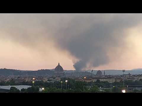 Impressionante incendio alla Coop di Ponte a Greve