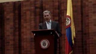 preview picture of video 'Jose Giraldo pregunta a Uribe sobre espionaje ilegal del DAS'