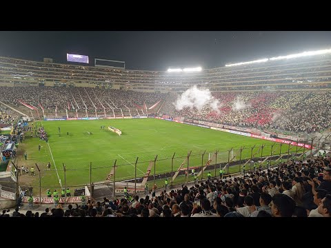 "IMPRESIONANTE RECIBIMIENTO UNIVERSITARIO VS PALMEIRAS 78K" Barra: Trinchera Norte &bull; Club: Universitario de Deportes