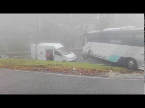 Un autobús cruzado obliga a cortar el puerto de Lizarraga