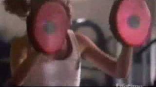 Roxy donne un cours de boxe � Denise (en anglais)