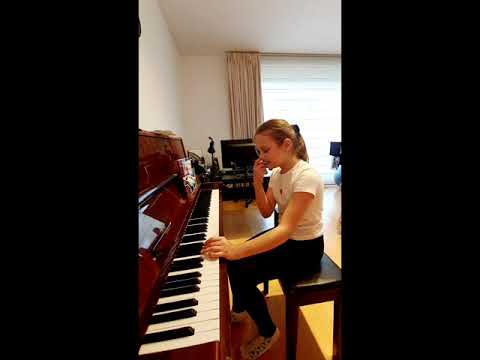 Alicia Keys - Girl on Fire - cover by 9-years-old Zemyna Palionyte