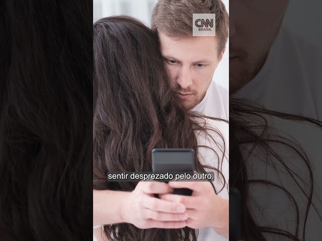#Shorts - Phubbing: dar atenção demais ao celular pode prejudicar relacionamentos