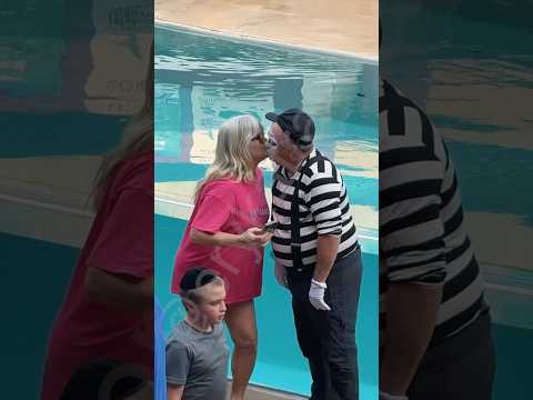It’s a trap! 😘🤣 Tom mime Seaworld #tomthemime #seaworldmime #funnyvideos