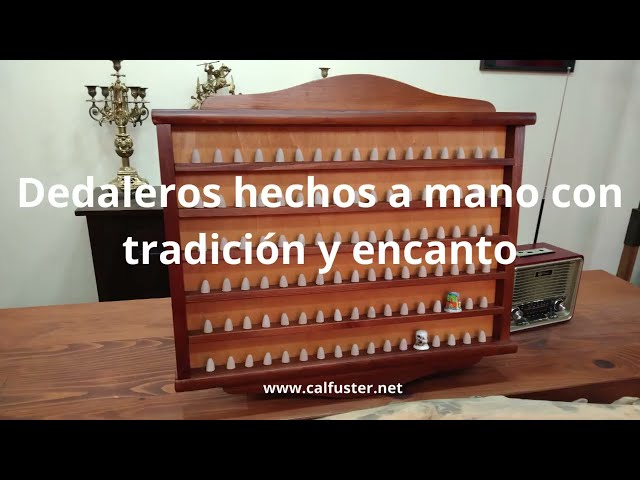 Vídeo relacionado con GRECA Vitrina Colecciones dedales. Capacidad: 98 dedales. Medidas (Ancho/Fondo/Alto): 50 * 5 * 40 cms. Acabado Barniz Roble.
