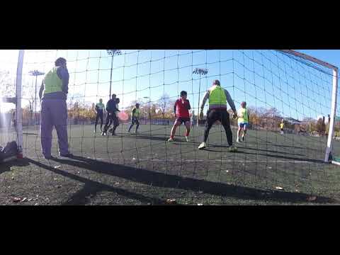 Une frappe arrêtée puis un corner...