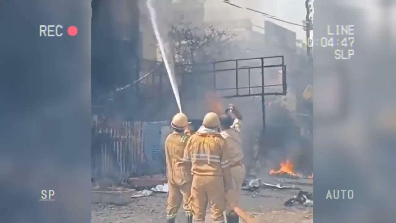 लखनऊ के अलीगंज में भीषण आग, कोचिंग सेंटर में फंसे छात्रों ने छत से कूदकर बचाई जान