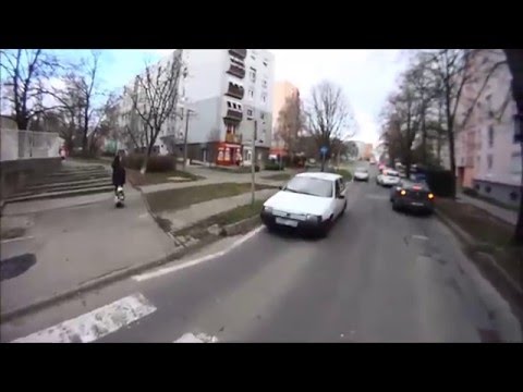 A Bunkó Gyalogos átmegy a gyalogátkelőn, mit képzel ez!