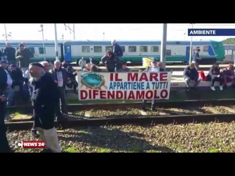 Occupati i binari della stazione di Rosarno