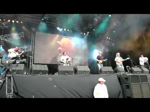 Ade Edmondson & the Bad Shepherds Folk Punk God Save The Queen live at Cropredy 14th August 2009