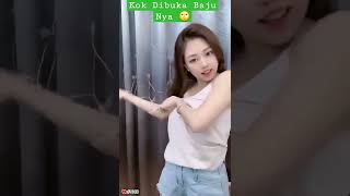 Download lagu Cewek Cantik Buka Baju // #shorts mp3 Download lagu Cewek Cantik Buka Baju // #shorts mp3