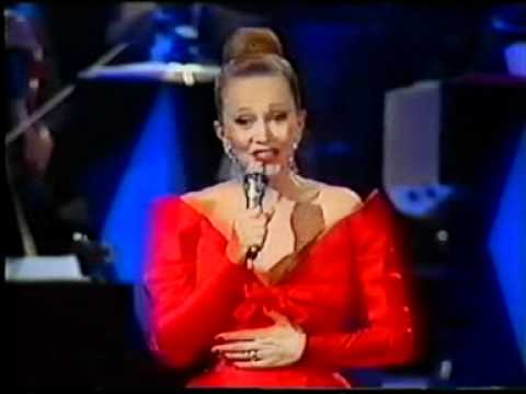 Un espontáneo en el Festival de la OTI 1988