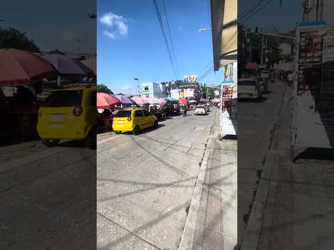Vendedores ambulantes parqueados en la calle, motos en contravía y andenes ocupados en Sincelejo
