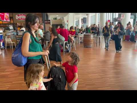 FRUSTRATED PLANE PASSENGER AMONGST ALL THE AIRPORT CHAOS & DELAY DOES THIS!!