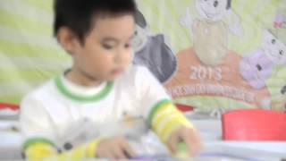 preview picture of video 'Cảnh rơi nước mắt của bé khi không làm được bài thi'