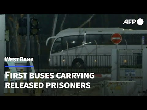 First buses carrying released Palestinian prisoners leave Ofer prison | AFP