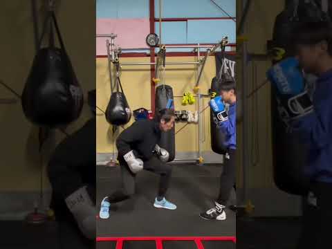 頭の位置を変えて身体ごとフェイントにする #boxing #格闘術 #パンチ力 #ボクサー #ボクシングテクニック