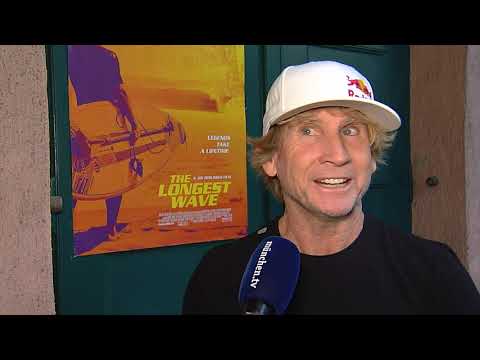 Surfikone Robby Naish reitet die Münchner Eisbachwelle und stellt Doku über sein Leben vor