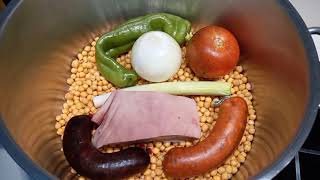 Potaje de garbanzos con su pringá