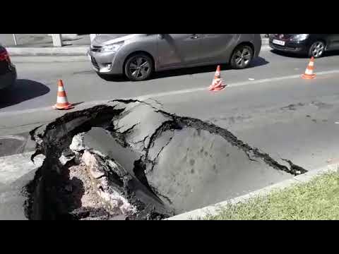 Mediafax 20 August - Crater într-o intersecţie din Capitală. O maşină a fost „înghiţită” de asfalt