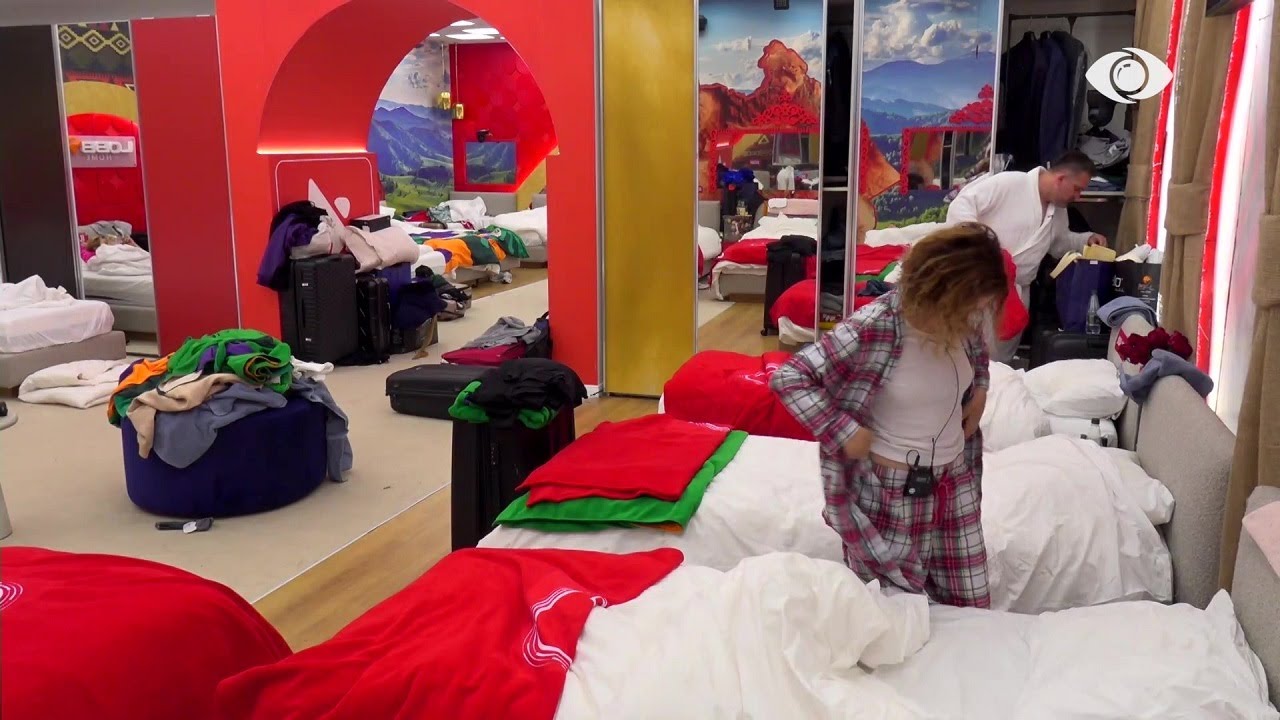 “Na kanë vjedhur të mbathurat”/ Juli kontrollon dollapet e banorëve: Është mision...