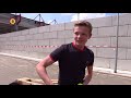 Jens gooit pallets naar de ME tijdens een oefening.