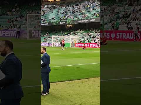 Stryjek!! Duro calentamiento en la previa del Betis-Jagiellonia. 10-04-25 #jagielloniabiałystok