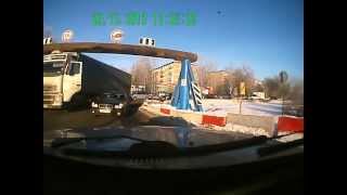 Фура залезла под трубу-ограничение около моста в городе Бронницы