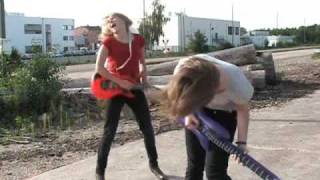 Harmonic Generator (The Datsuns): hot hard rock performance with Caro &amp; Nette