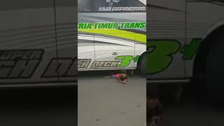 Download lagu Pelajaran buat crew bus agar tdk ngasih stiker saat bis sedang jalan karena sangat berbahaya 🙏🏼🙏🏼 mp3