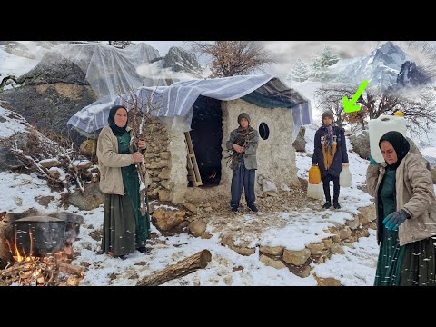 Homeless life in the snowy mountains 🗻| Cooking and trying to bring water and survive🌨🔥