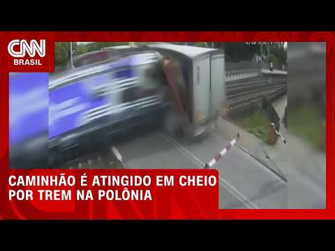Vídeo: Caminhão é atingido em cheio por trem na Polônia | CNN BRASIL