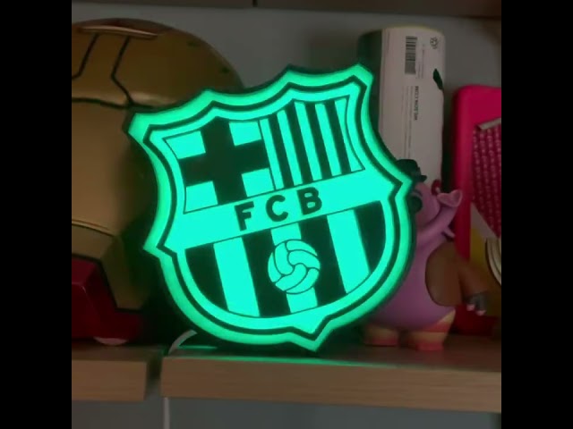 Vídeo relacionado con Panorama Fútbol Lampara de Mesa con Escudo Fútbol Club Barcelona 15x22 cm - Lamparas de Mesita de Noche - Luz Nocturna Infantil con Luz Led USB - Regalo Comunión Personalizado