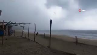 Meksika’da sahildekilerin üzerine yıldırım düştü
