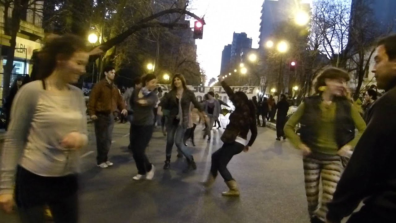 Milonga en la calle en torno a la toma de la Escuela José Hernández