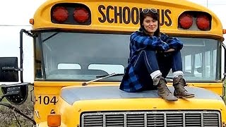 Young traveller turns school bus into RV for epic road trip