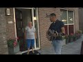 Troubadour Aysel loopt zingend door Almere: "Fantastisch dat hij dit doet"
