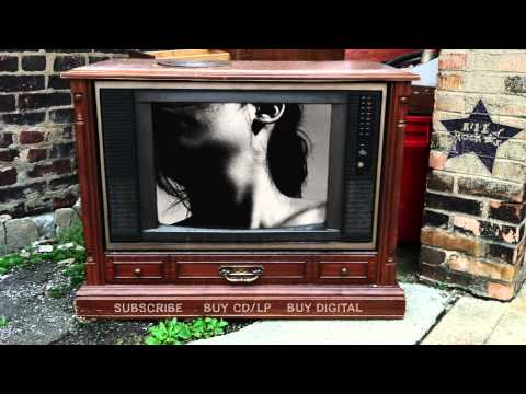 Thao with the Get Down Stay Down – Bag of Hammers (from We Brave Bee Stings And All)