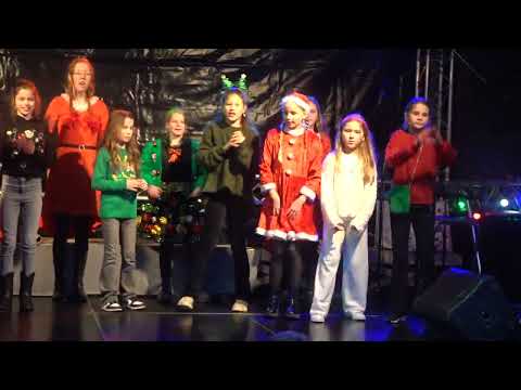 16-12-2023 "Kerstmarkt Oudenbosch" : musical "Het dak eraf" 4