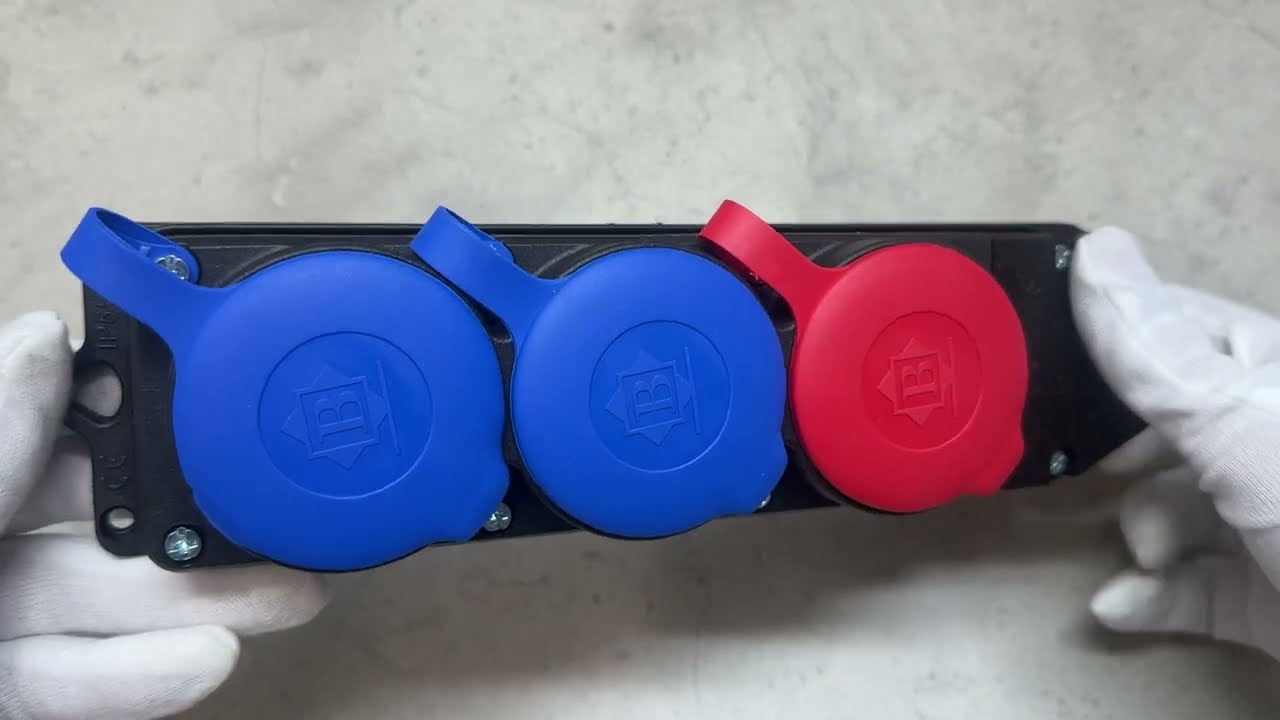 Розетка тройная BEMIS (1*3х фаз+2*1 фаз) каучук