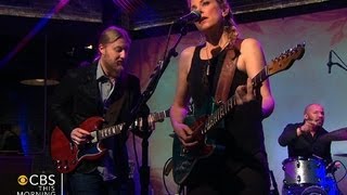 Tedeschi Trucks Band performs &quot;Do I Look Worried&quot;
