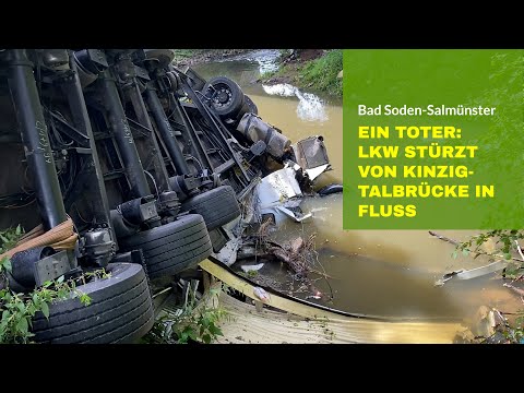 Unfall auf Kinzigtalbrücke: LKW stürzt in Fluss - ein Toter