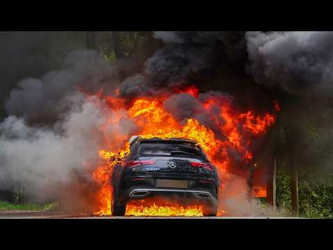 Brandweer Heesch komt met spoed ter plaatse bij een autobrand aan de Docfalaan in Oss
