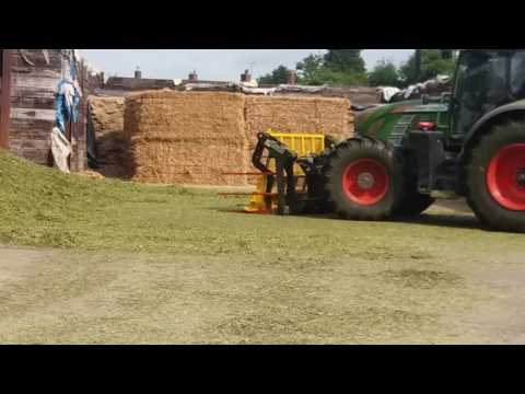 Flat out on silage pit fendt 724