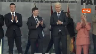 I leader europei salgono tutti sul palco alla manifestazione dei "Patrioti" a Milano