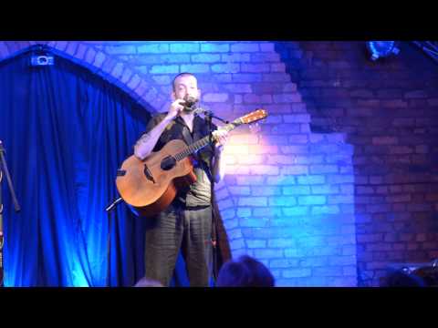 Jon Gomm gives a lesson